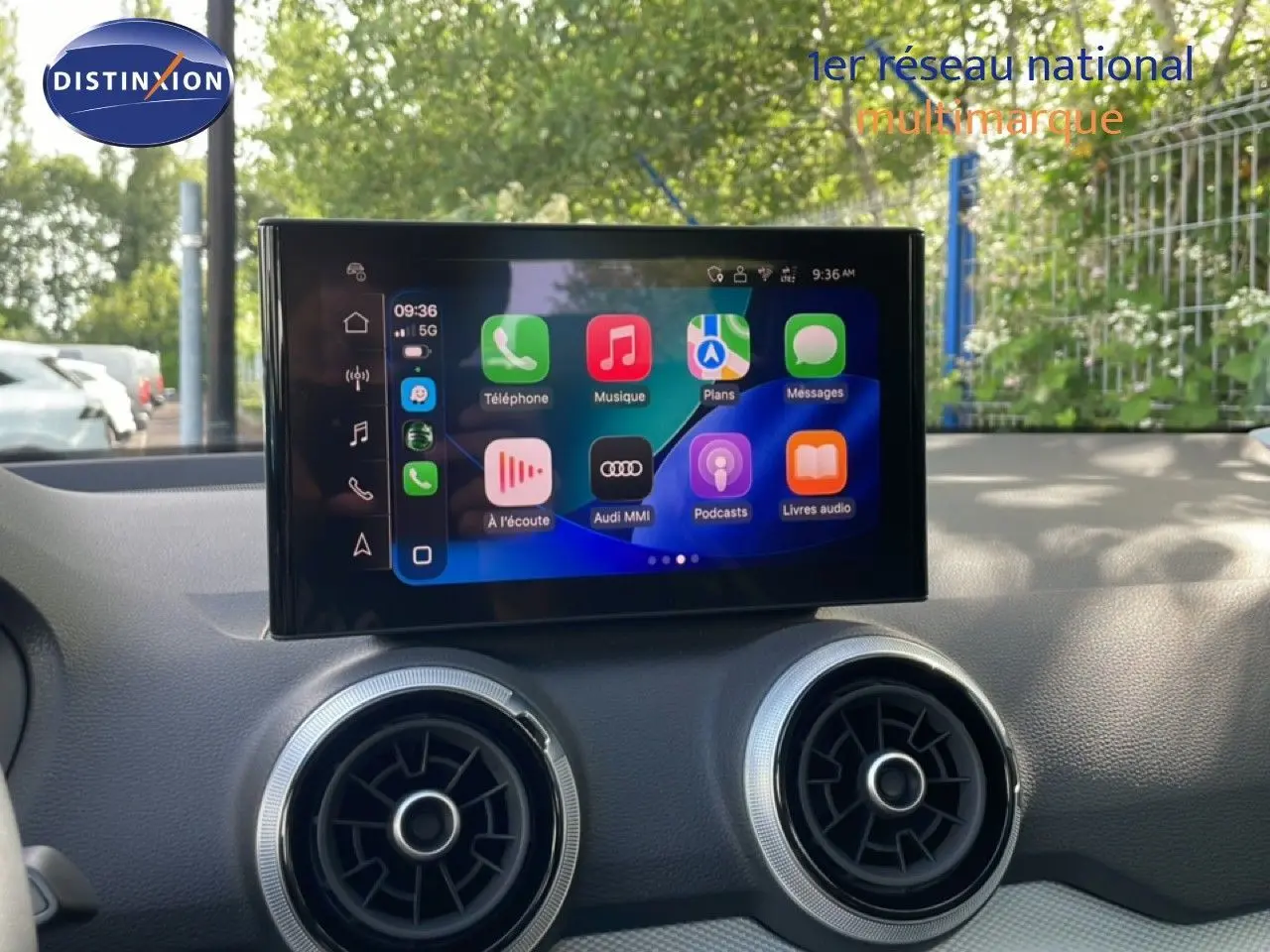 Vue rapprochée de l’écran tactile central et des aérateurs ronds du tableau de bord de l’Audi Q2 30 TDI gris Manhattan.