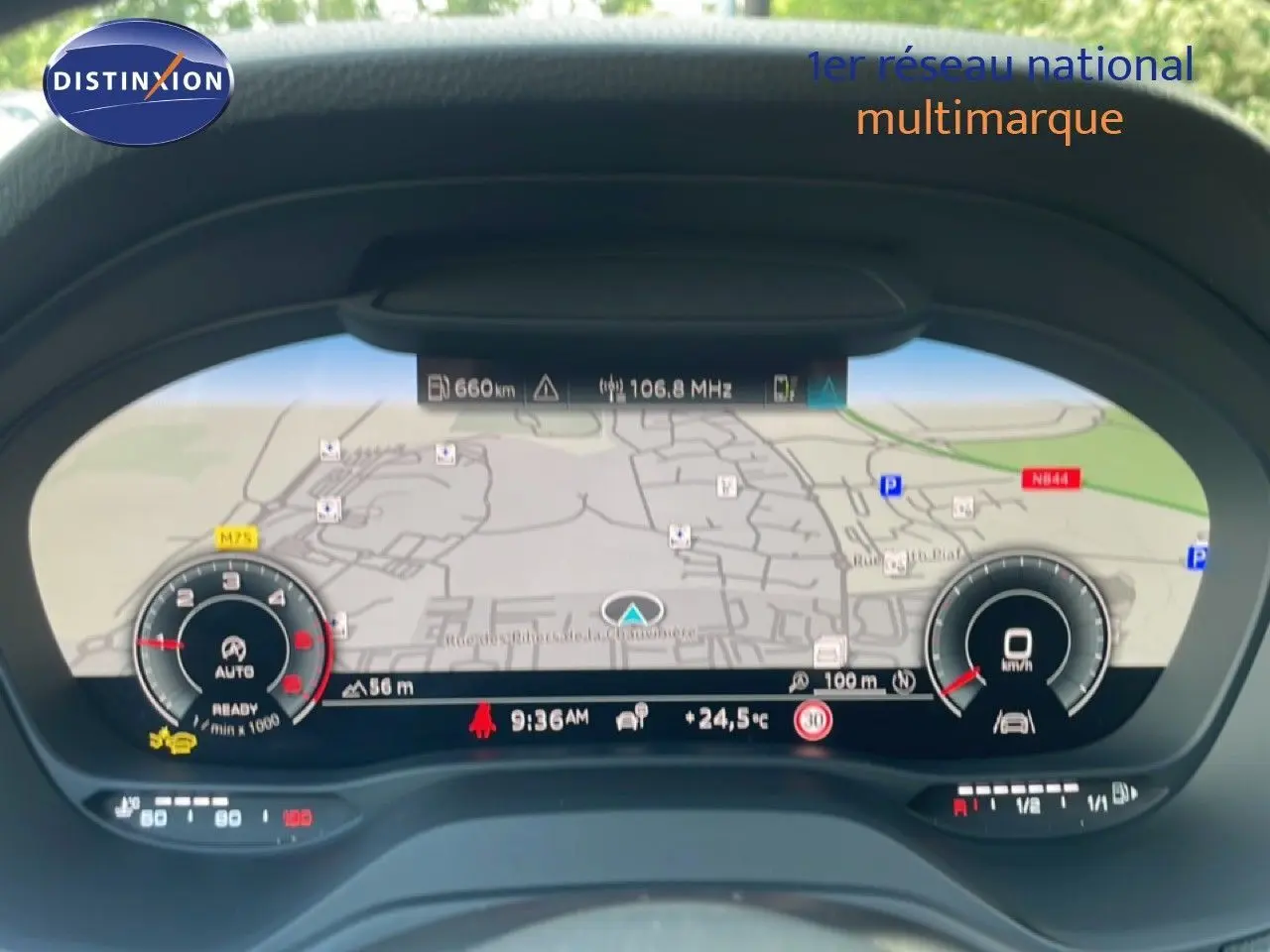 Vue rapprochée du tableau de bord numérique d’un Audi Q2 30 TDI S-Line 2025, affichant la navigation et les compteurs.