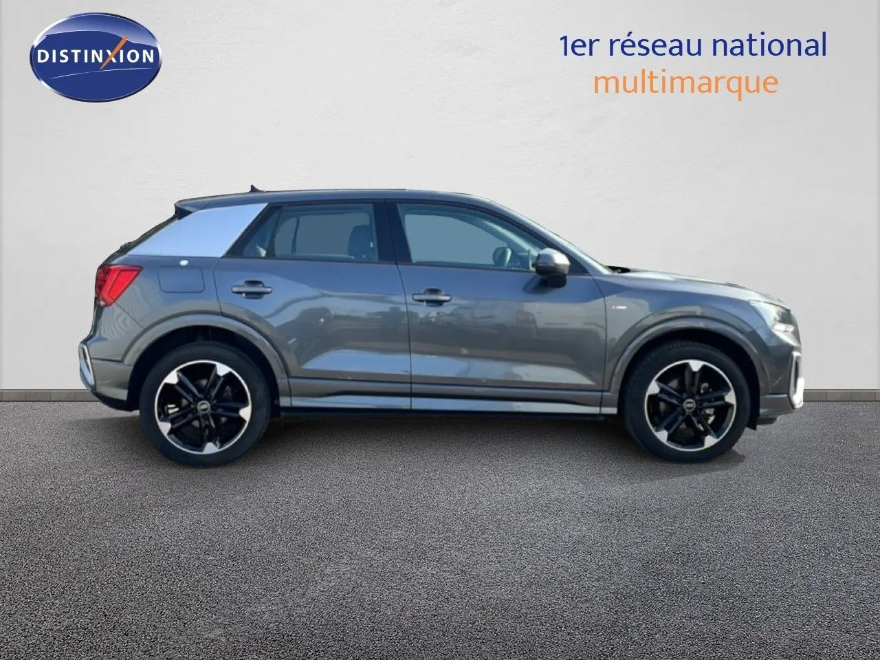 Audi Q2 30 TDI S-Line gris Manhattan, vue profil droit, jantes noires et détails S-Line visibles.