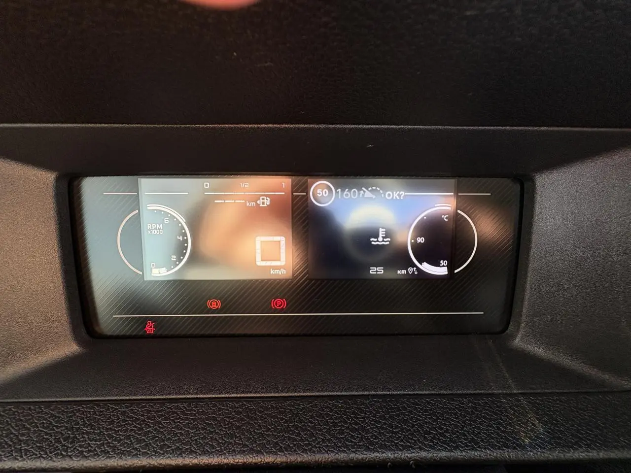 Combiné numérique 10 pouces affichant compte-tours et température moteur dans un Opel Vivaro 2024.