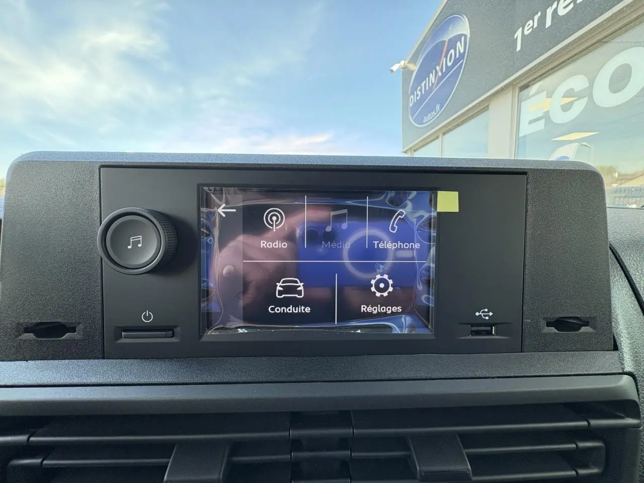 Écran tactile 10 pouces du tableau de bord de l'Opel Vivaro 2024 affichant les options radio, média, téléphone, conduite et réglages.