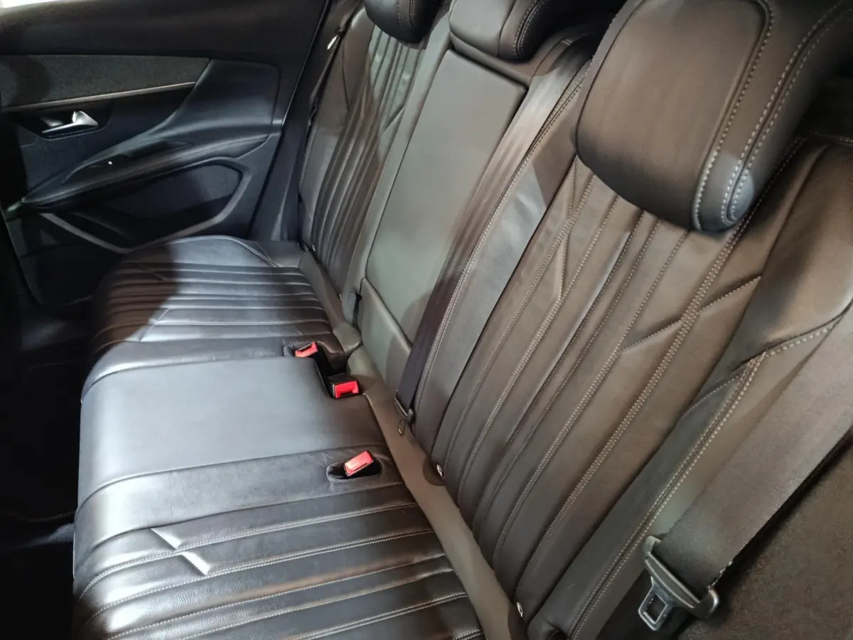 Vue intérieure côté droit des sièges arrière en cuir noir du Peugeot 3008 Puretech 130 Allure 2019.