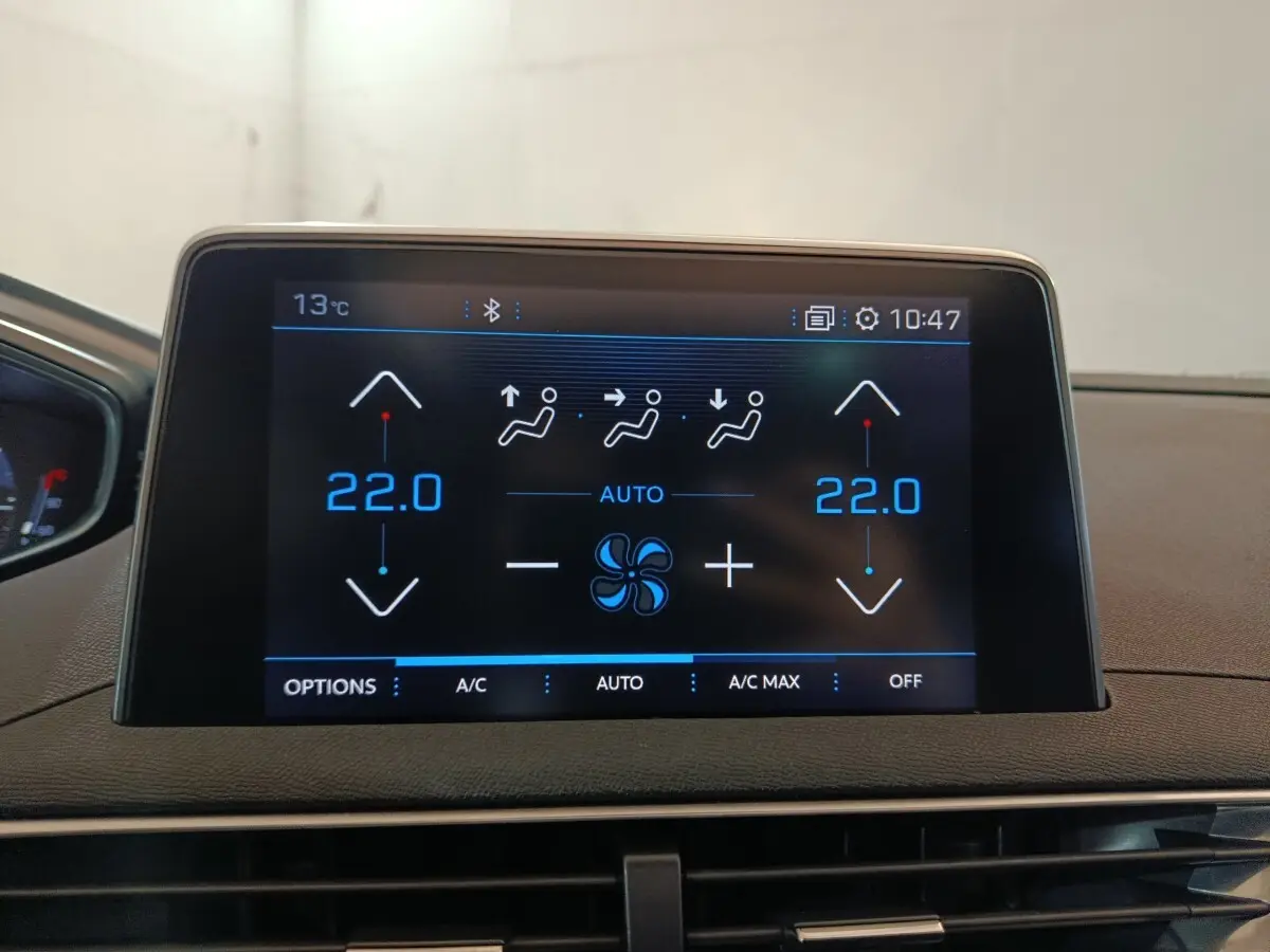 Écran tactile central affichant la climatisation à 22°C sur Peugeot 3008 blanc, vue intérieure frontale.