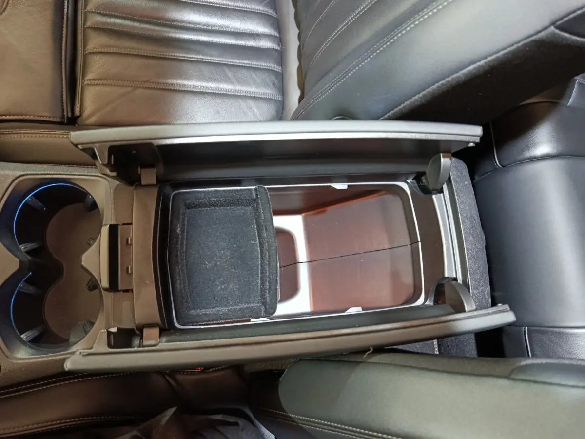 Vue plongeante sur la console centrale ouverte et les sièges en cuir noir du Peugeot 3008 blanc Puretech 2019.