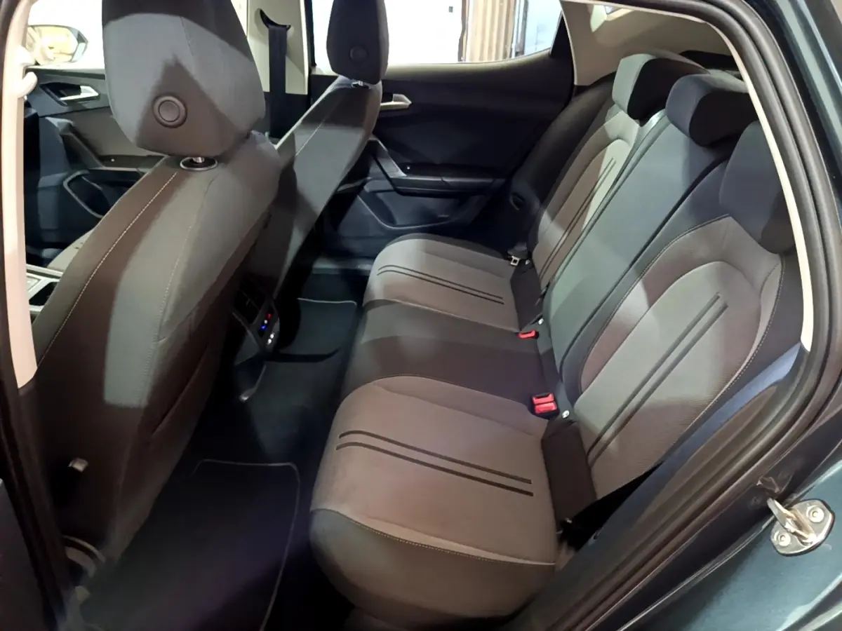 Vue intérieure côté droit des sièges arrière gris foncé et clairs de la SEAT LEON 1.0 TSI 110 S&S Business 2023.
