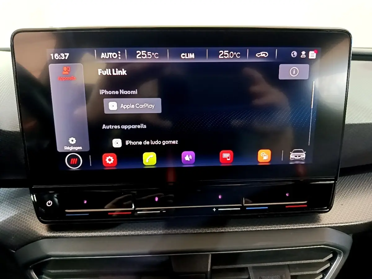 Écran tactile central 10 pouces du tableau de bord d'une SEAT Leon 2023, affichant Apple CarPlay.