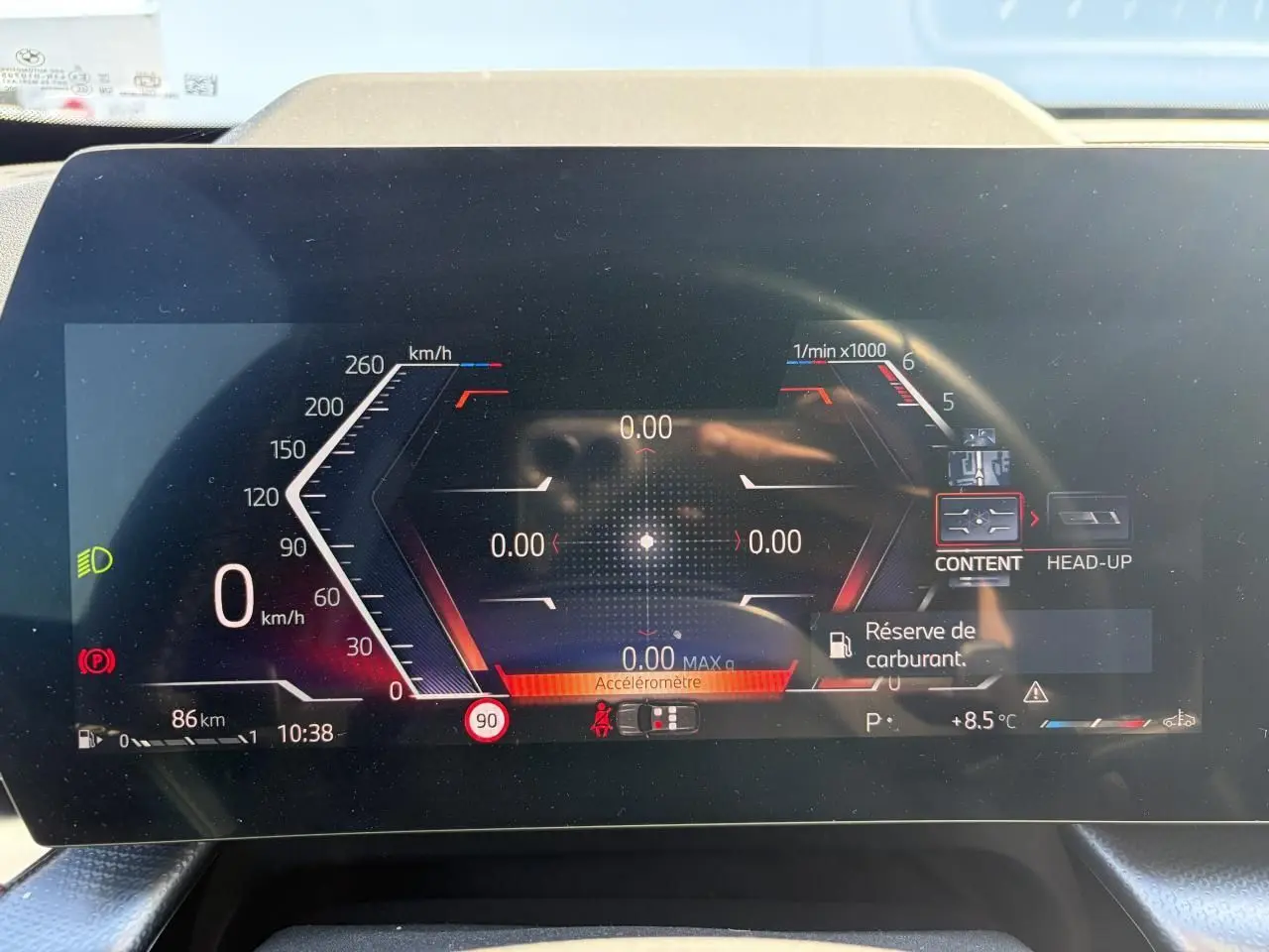 Affichage numérique du combiné d'instruments de la BMW X1 noire, avec vitesse à 0 km/h et indicateurs de bord visibles.