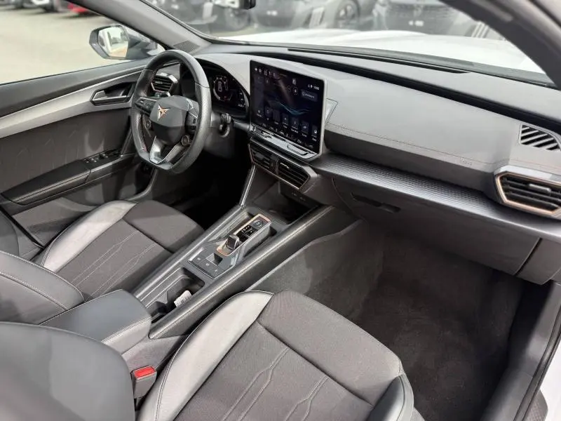 Vue intérieure côté conducteur de la CUPRA Formentor 2.0 TDI 150ch 2025 avec tableau de bord moderne et écran tactile central.