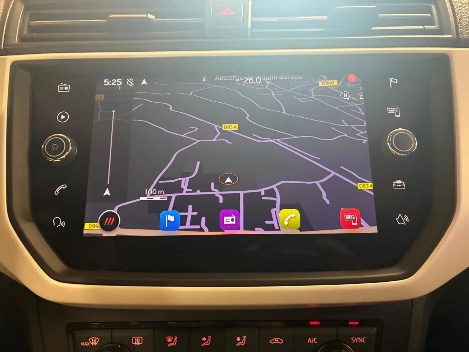 Écran tactile central du tableau de bord du SEAT Arona 2021 affichant la navigation GPS et les commandes multimédia.