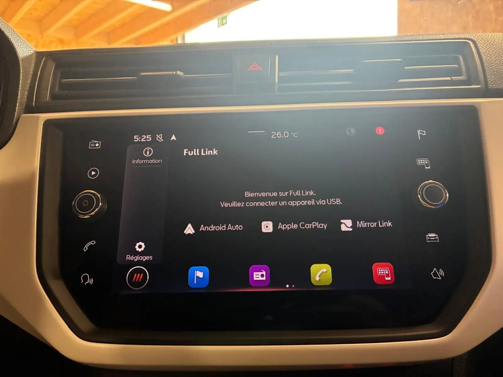 Vue rapprochée de l’écran tactile central noir du SEAT Arona 2021, affichant les options Android Auto, Apple CarPlay et Mirror Link.