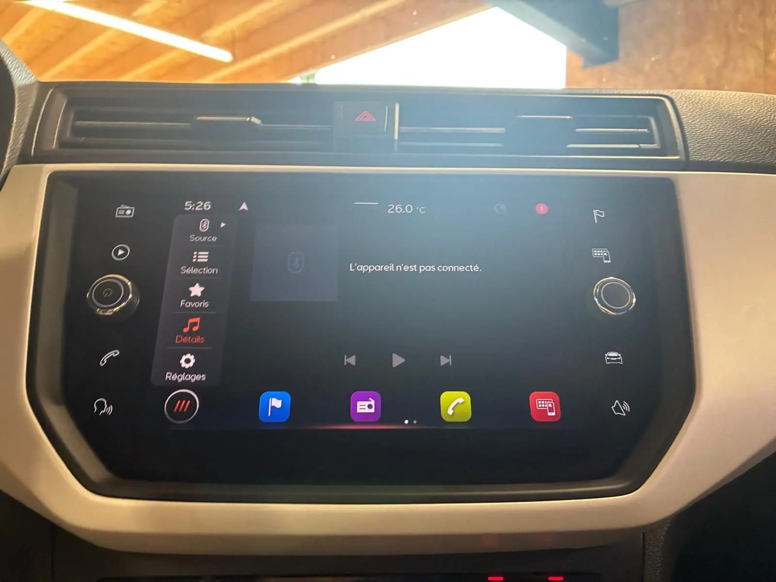 Écran tactile central du tableau de bord du SEAT Arona 2021, affichant l'interface multimédia non connectée.