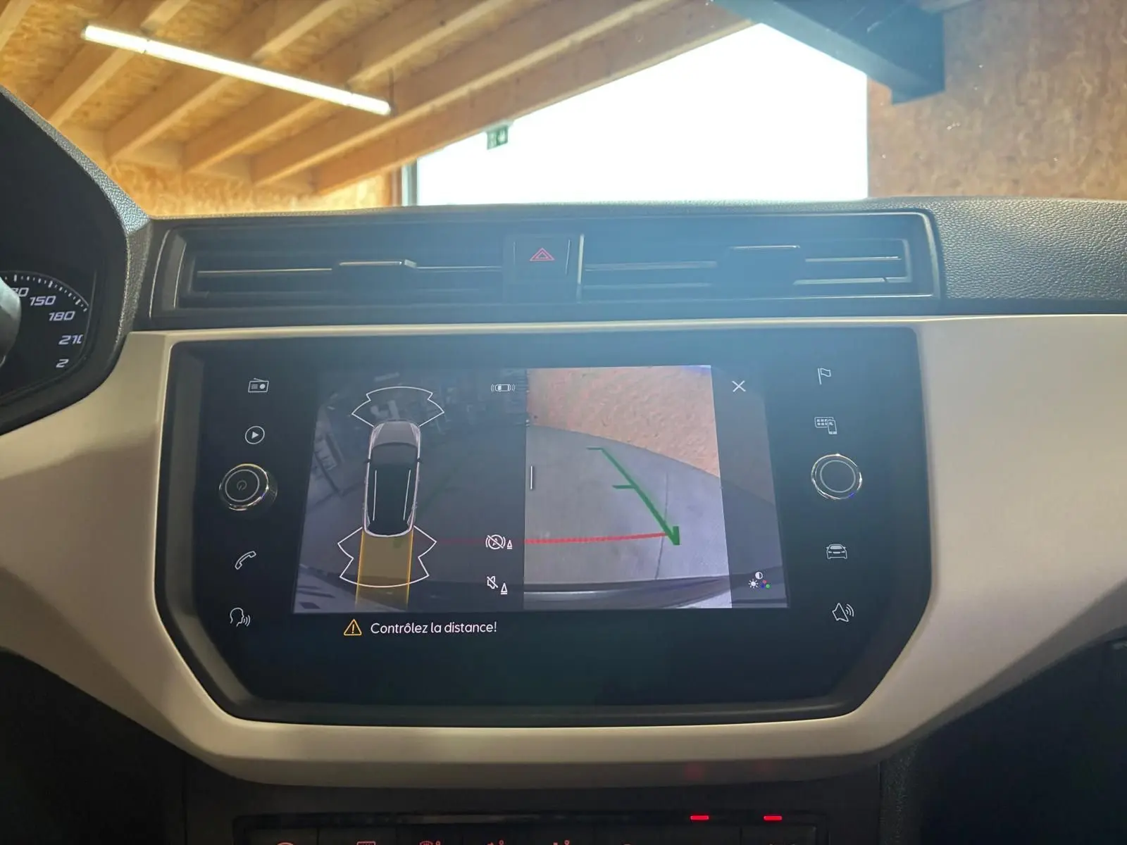 Vue rapprochée de l’écran tactile central du tableau de bord du SEAT Arona 2021, affichant la caméra de recul.