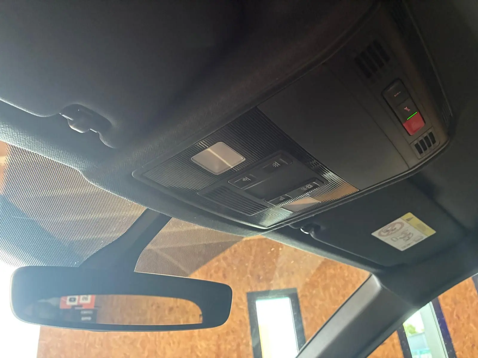 Vue intérieure du plafond de la SEAT Arona gris foncé, montrant les commandes d’éclairage et le rétroviseur central.