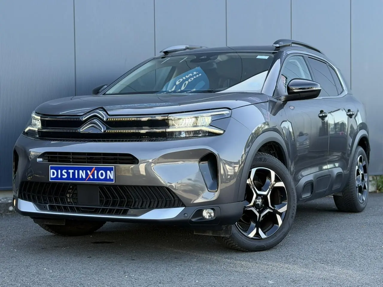 Citroën C5 Aircross Hybrid gris Platinium en 3/4 avant droit, avec jantes alliage bi-ton et calandre distinctive.