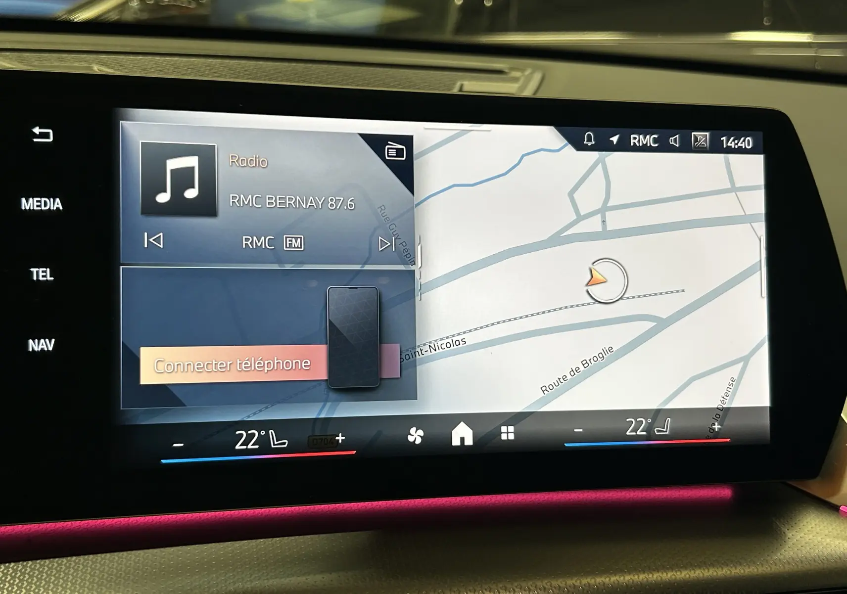 Écran tactile du système de navigation et multimédia du BMW X1 2024 affichant radio et carte GPS.