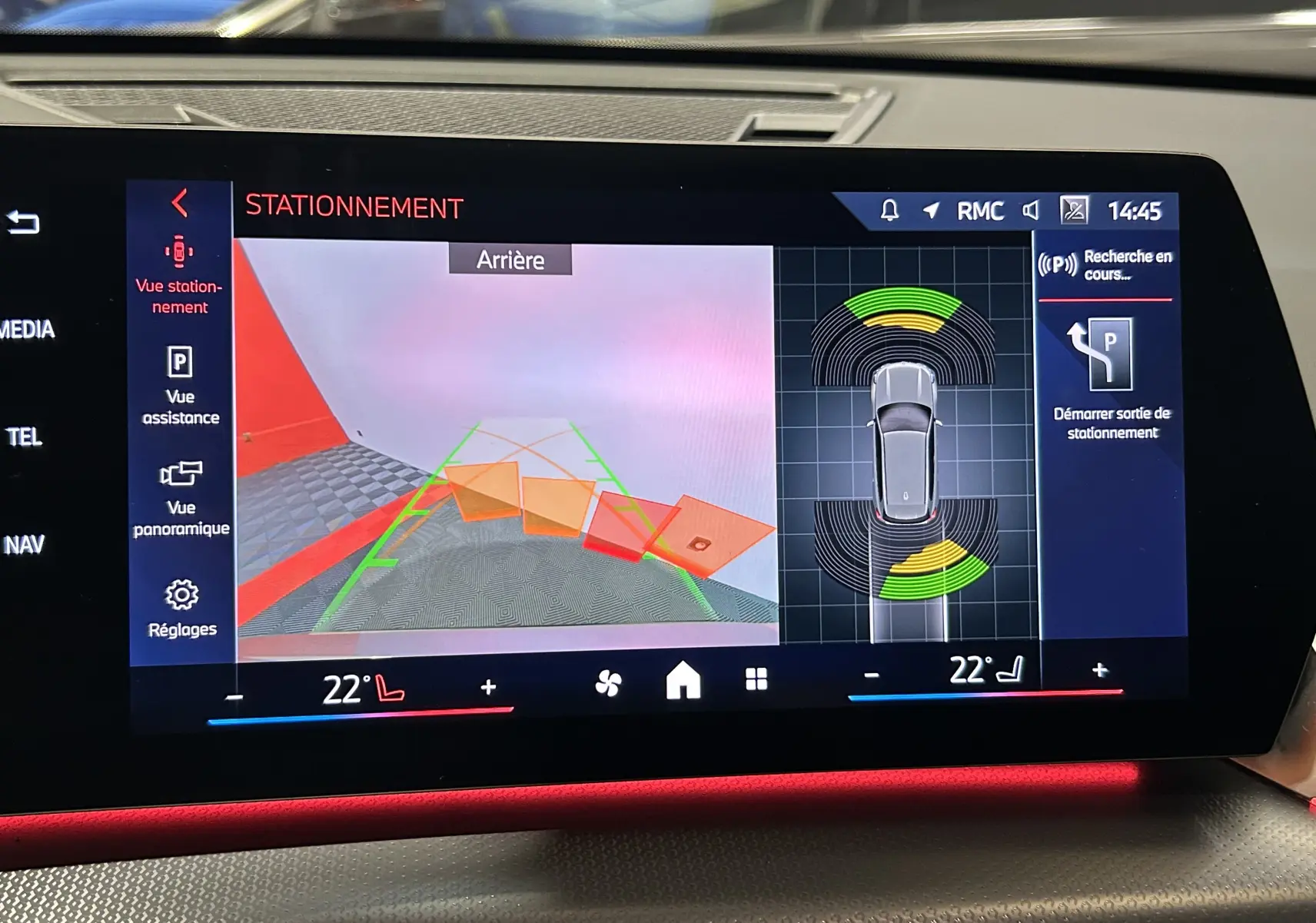 Écran multimédia du BMW X1 2024 montrant la caméra de recul et l'assistance au stationnement en vue arrière.