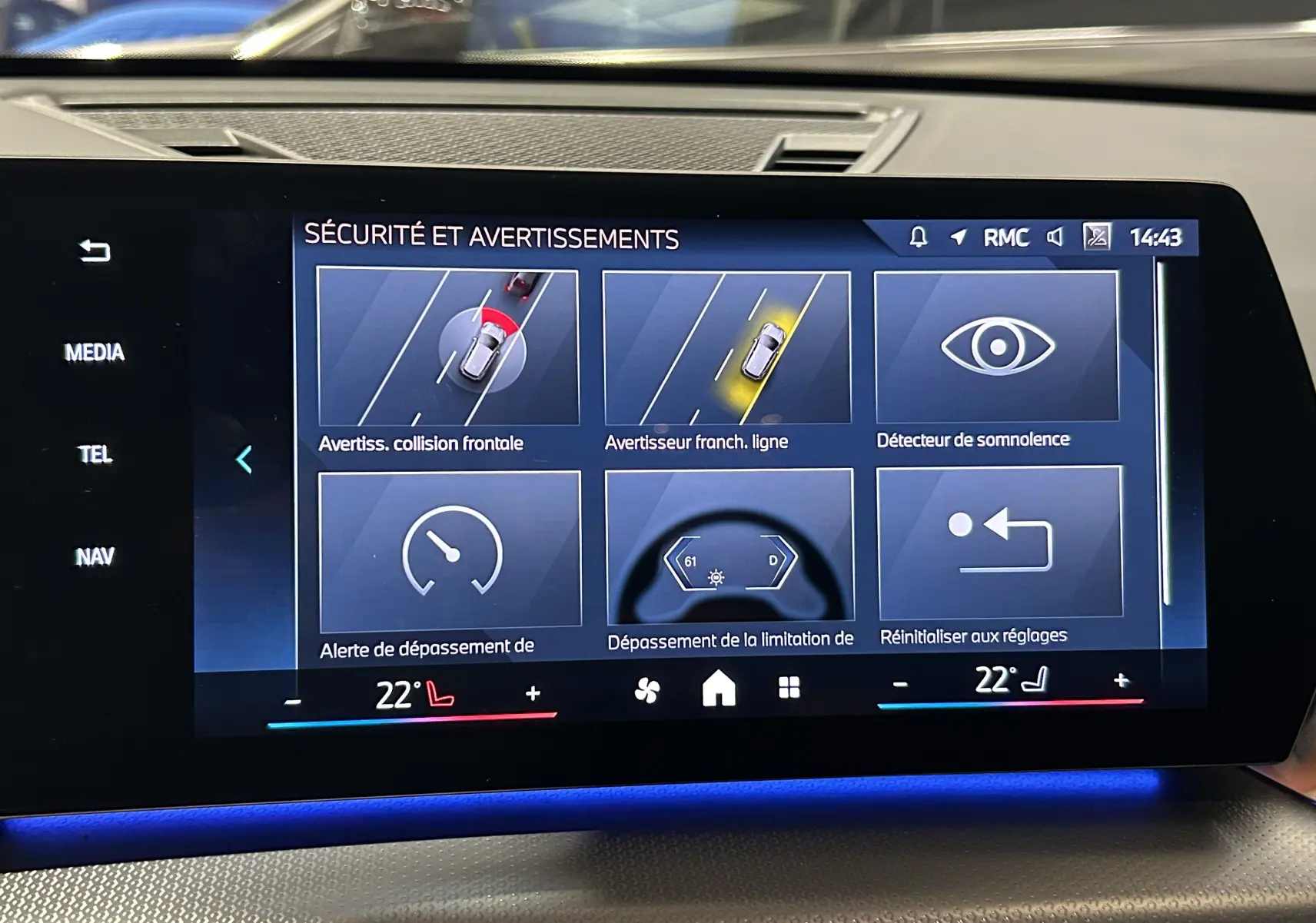 Écran tactile du système de sécurité et avertissements dans le tableau de bord du BMW X1 Spacesilber 2024.