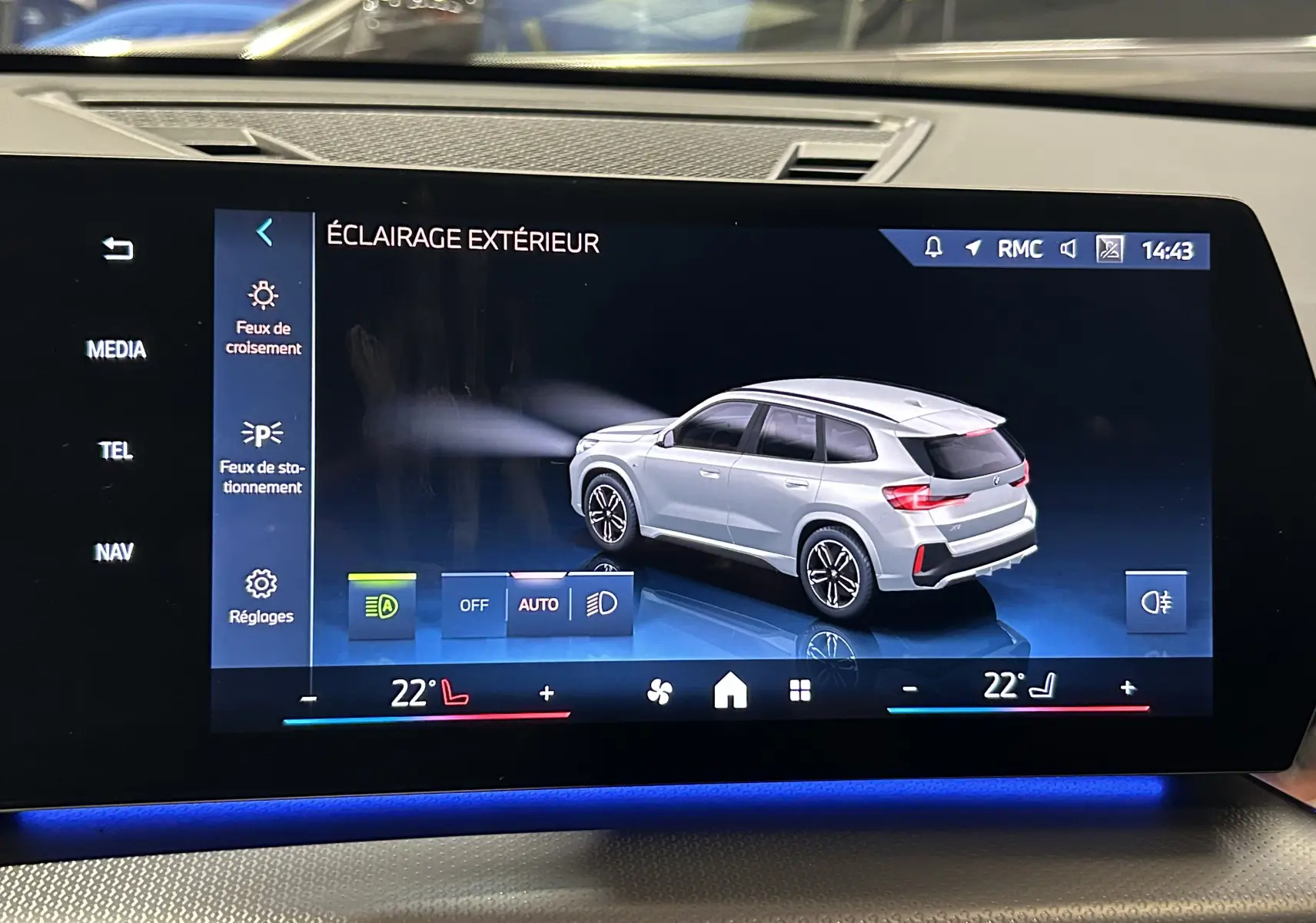 Affichage numérique montrant un BMW X1 Spacesilber en vue 3/4 arrière droite avec options d'éclairage extérieur.