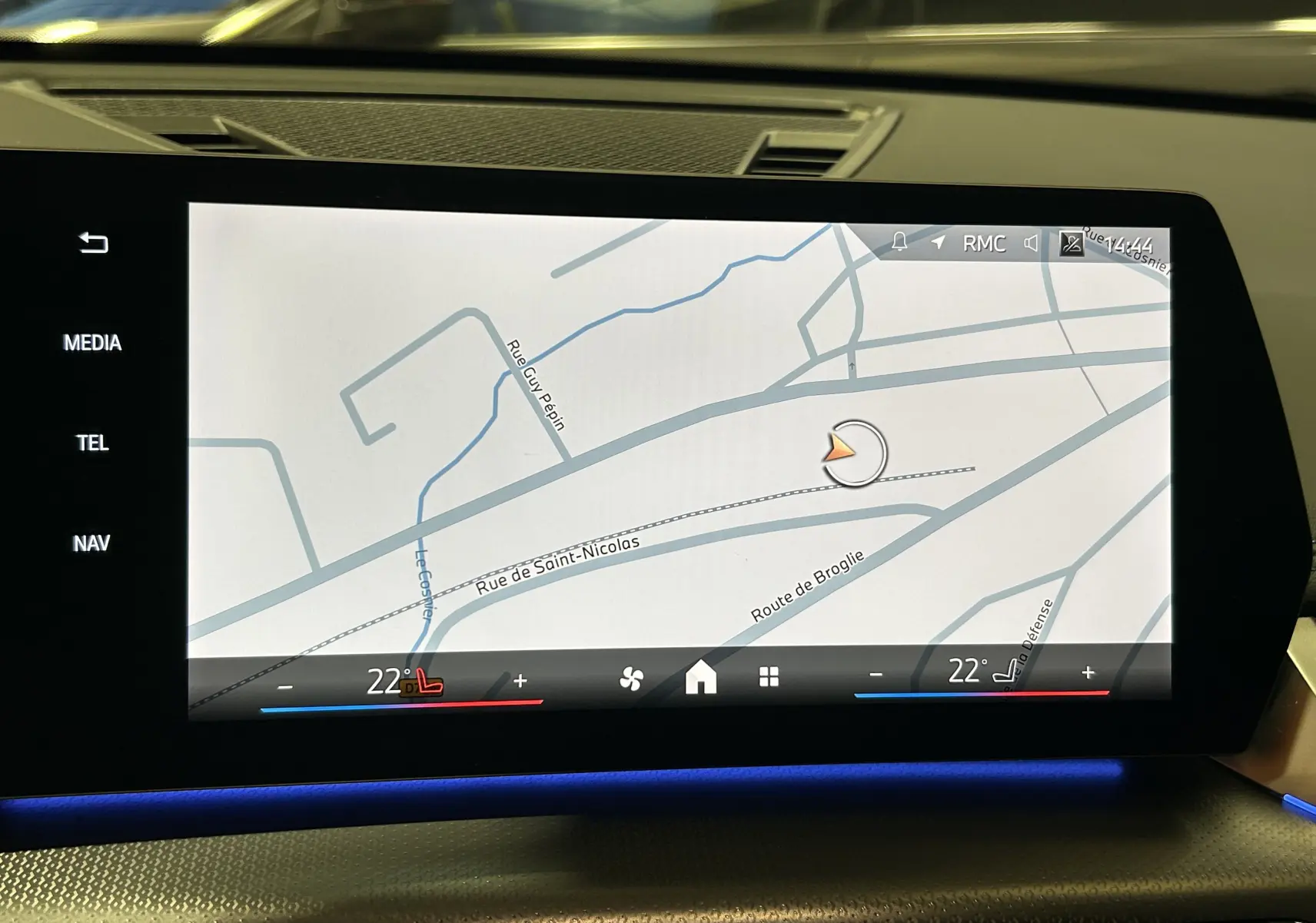 Écran tactile central du BMW X1 2024 affichant la navigation avec carte et commandes climatisation intégrées.