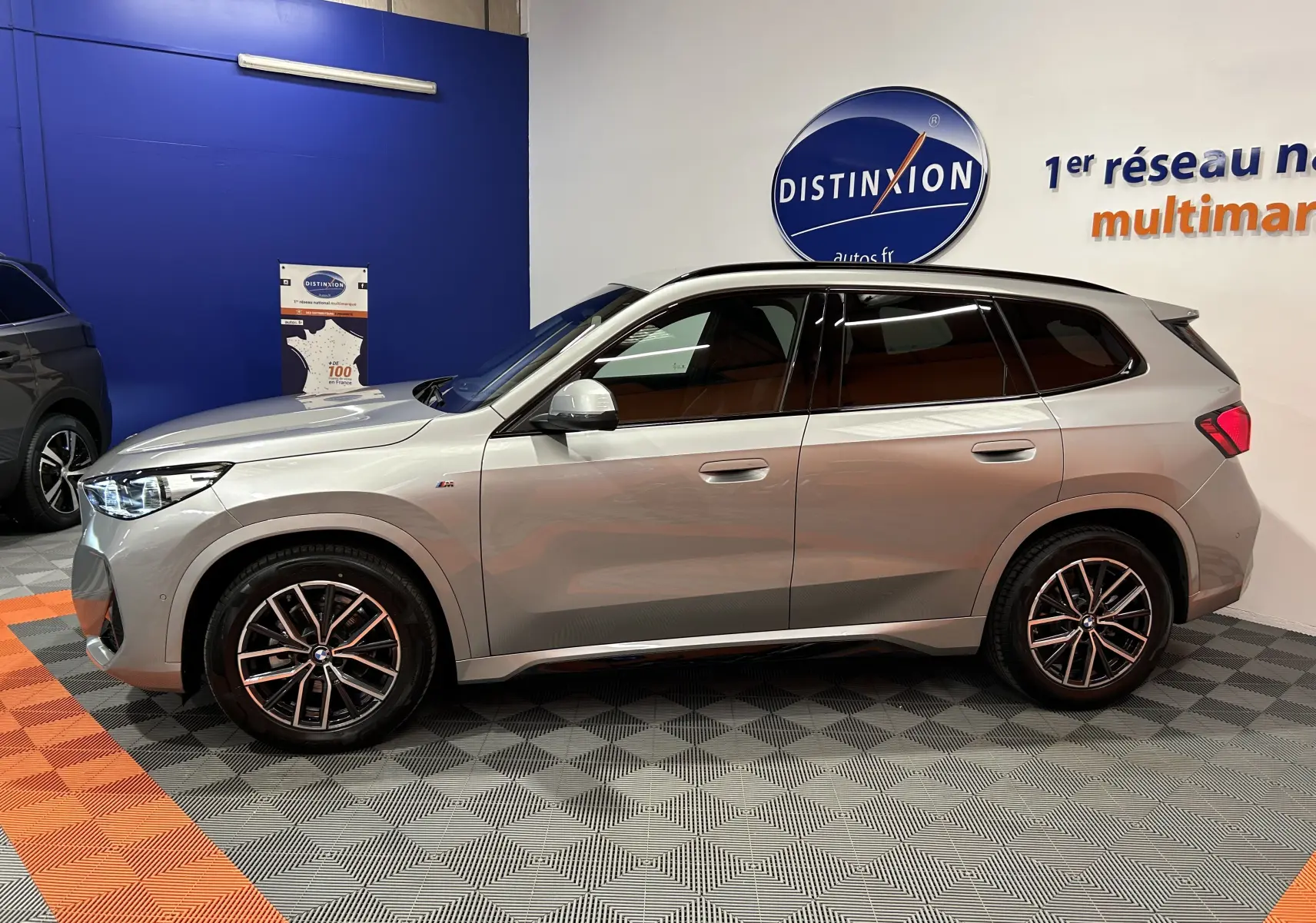 BMW X1 sDrive20d M Sport 2024 en silver Spacesilber, vue profil côté gauche avec jantes M et vitres teintées.