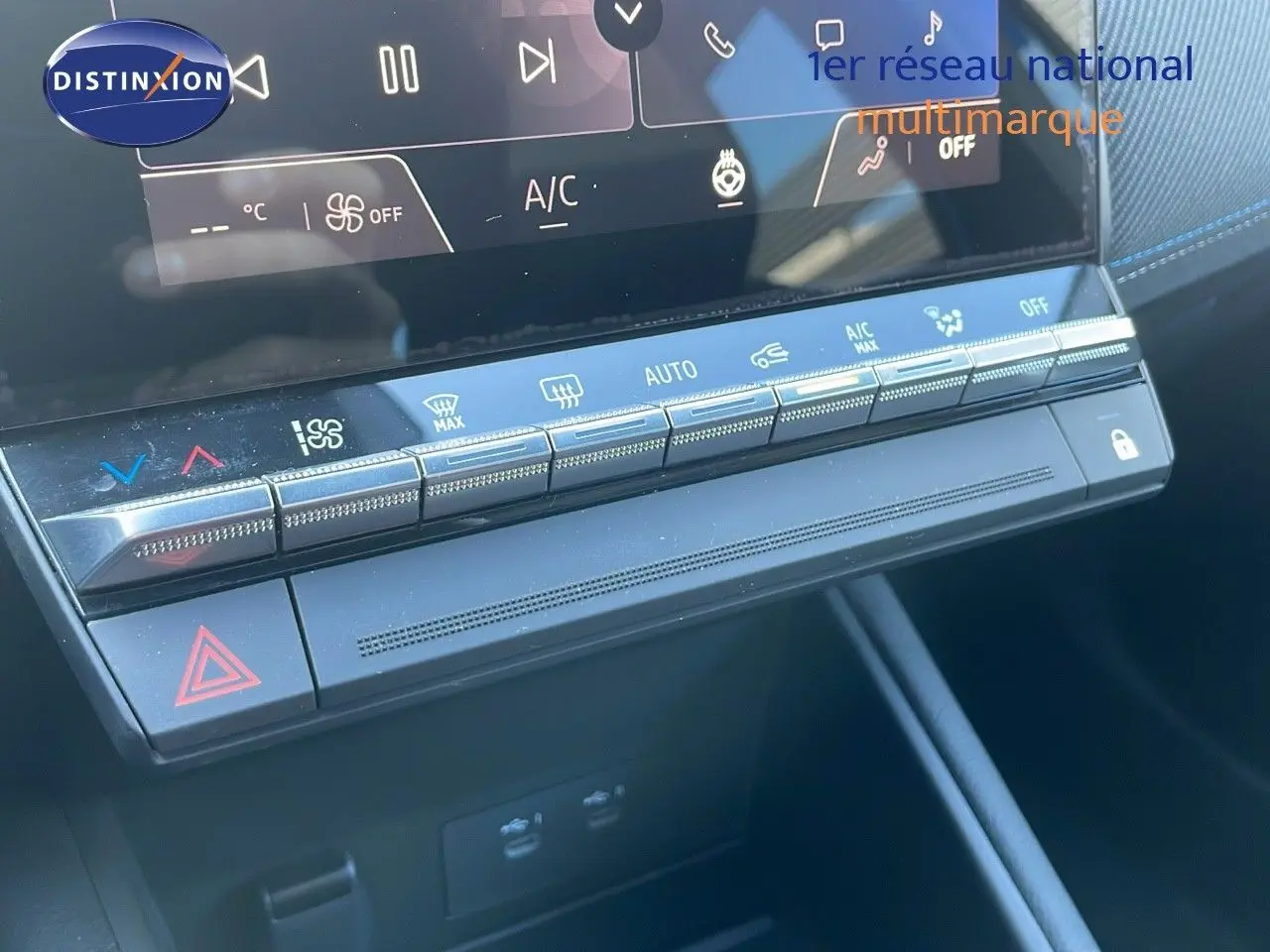 Détail de la console centrale avec commandes climatisation et écran tactile du Renault Captur E-Tech hybride 2025.