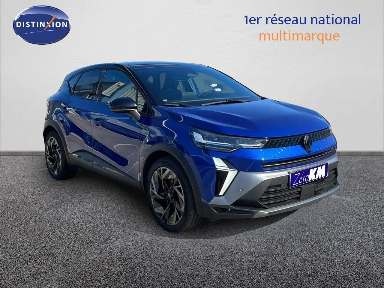 Renault Captur E-Tech hybride bleu Iron Metal avec toit noir, vue 3/4 avant mettant en valeur ses optiques LED et jantes noires.