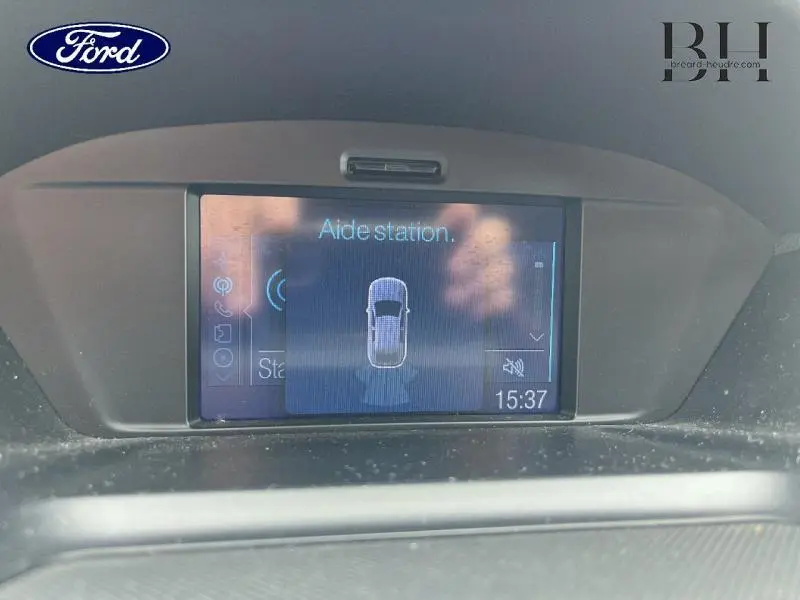 Écran multifonction intérieur du Ford Kuga 2015 affichant l'aide au stationnement, vue frontale du tableau de bord.