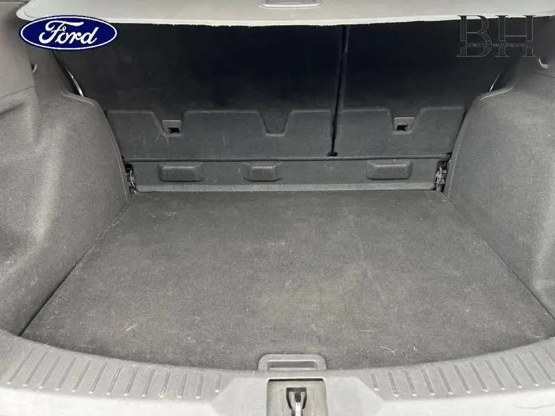 Coffre vide vu de face d'un Ford Kuga gris Magnetic, montrant un espace de chargement propre et spacieux.