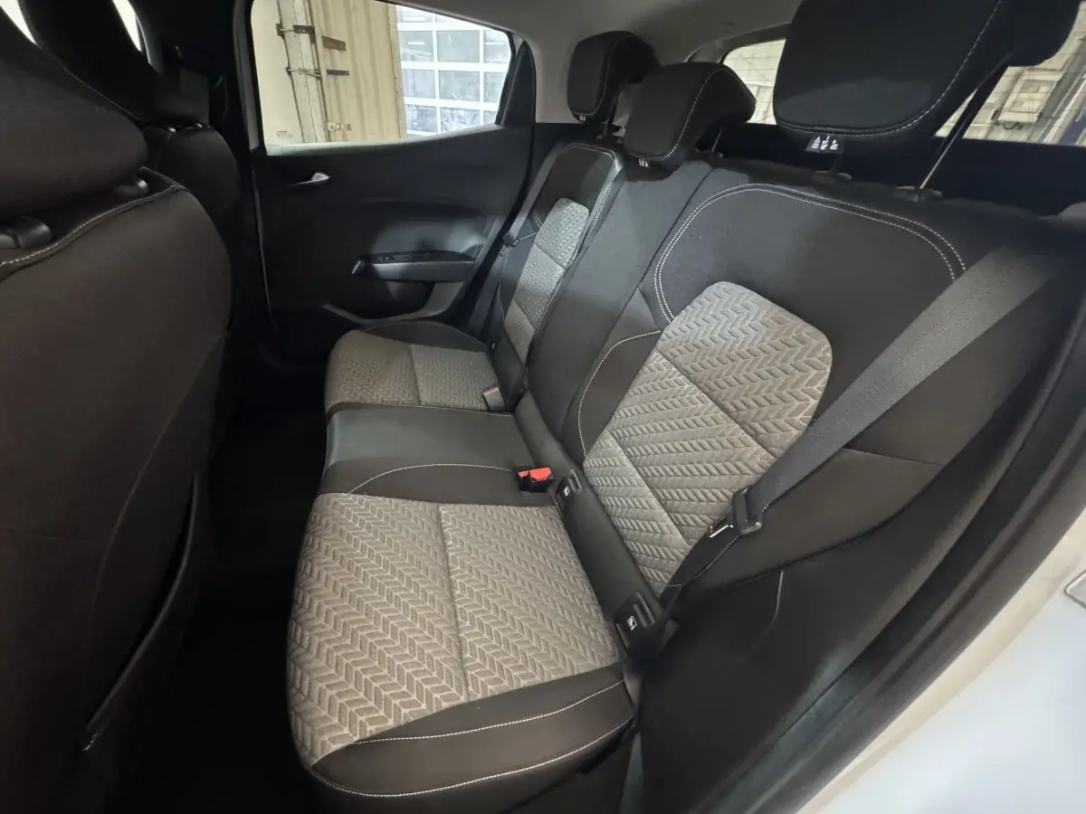 Vue intérieure côté droit sur la banquette arrière tissu gris et noir de la Renault Clio Business TCe 100 GPL 2023 blanche.