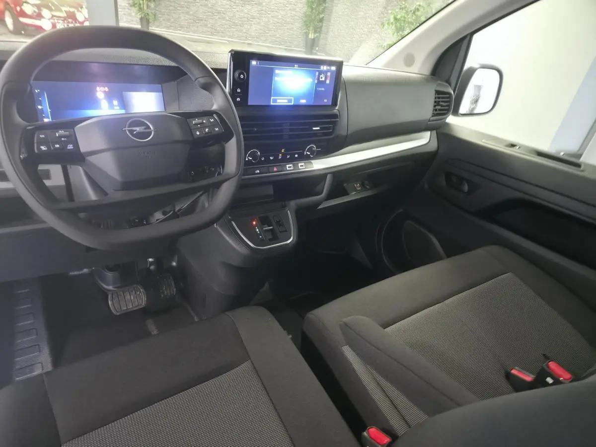 Intérieur avant de l’Opel Vivaro 2025, vue côté conducteur, tableau de bord noir avec écran tactile 10'' et volant multifonction.