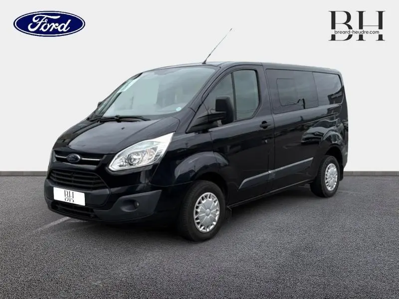 Ford Transit Custom Fourgon noir vu en 3/4 avant droit, avec portes latérales coulissantes et double portes arrière.