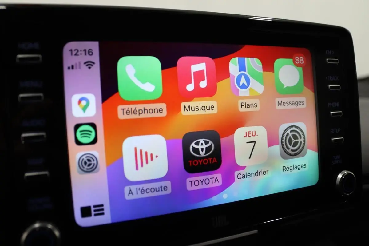 Écran tactile central de la Toyota Yaris 2021 affichant les applications téléphone, musique et navigation.