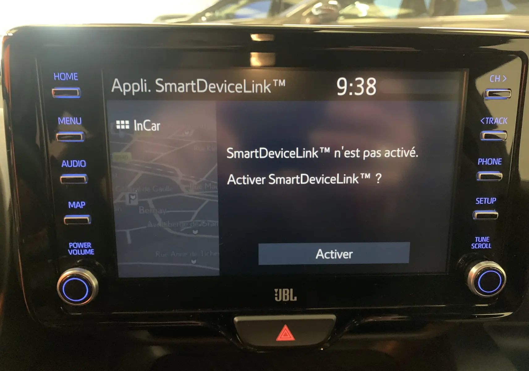 Vue rapprochée de l’écran tactile central noir avec interface SmartDeviceLink non activée sur Toyota Yaris blanc métal 2021