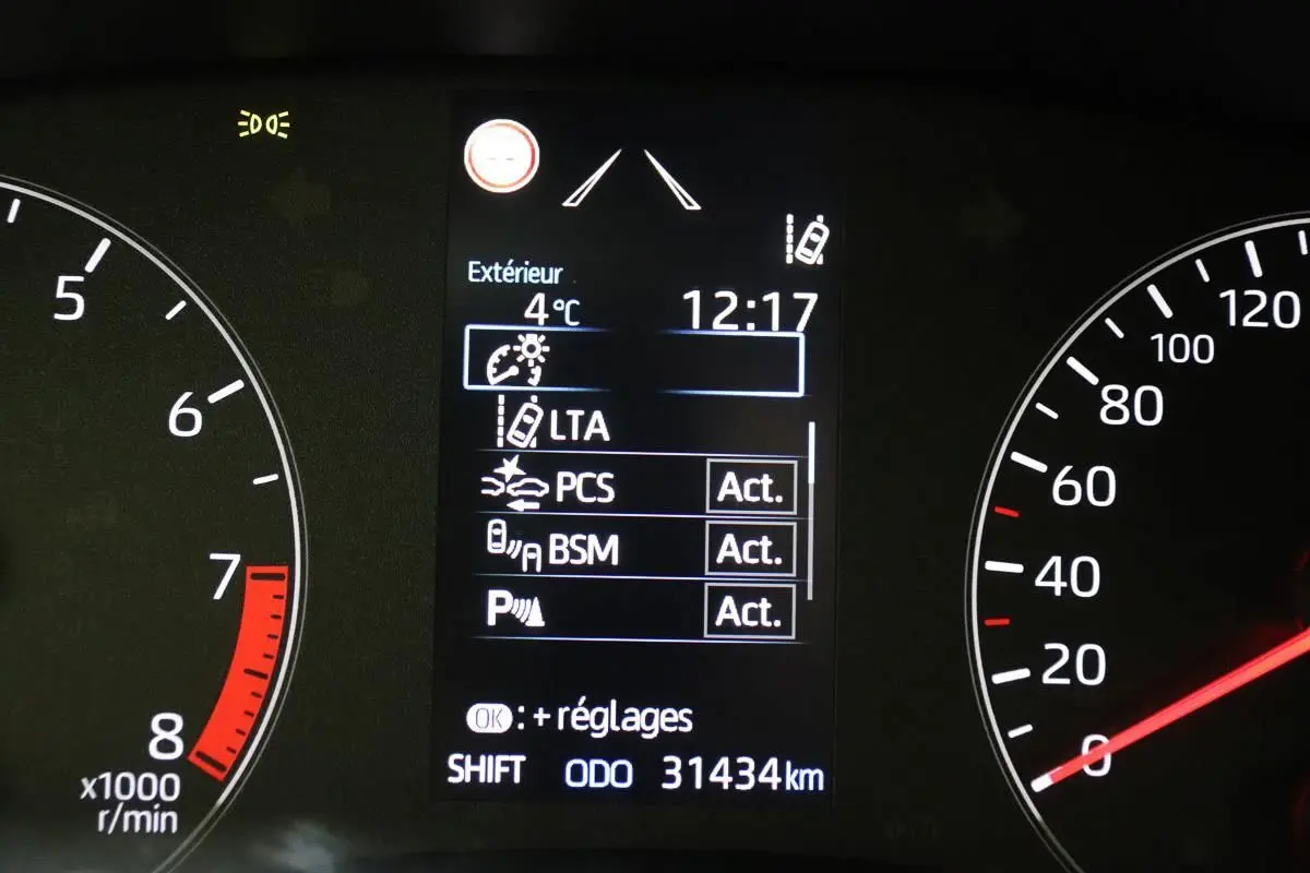 Tableau de bord de Toyota Yaris 2021 montrant les compteurs et l'écran central avec alertes actives à 31 434 km