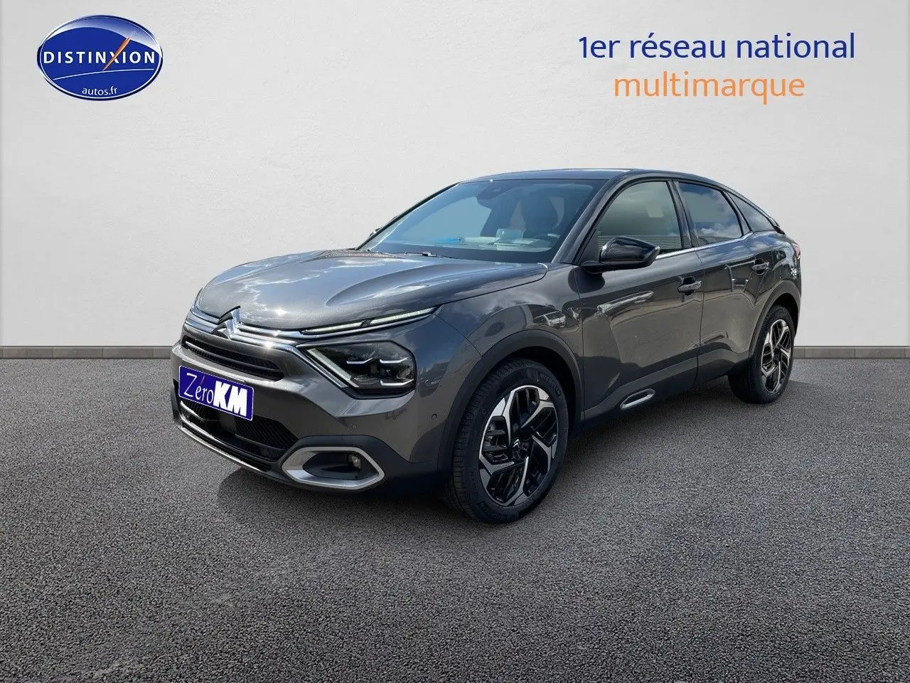 Citroën C4 gris platinium métal vue 3/4 avant droit, avec calandre distinctive et jantes bi-ton modernes.