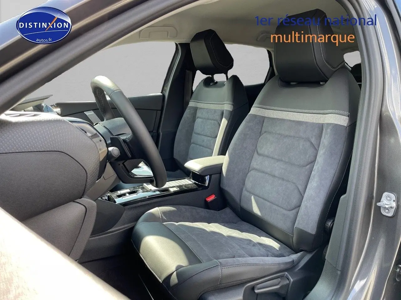 Intérieur de la Citroën C4 2024 gris platinium, vue côté conducteur sur sièges en cuir et alcantara gris.