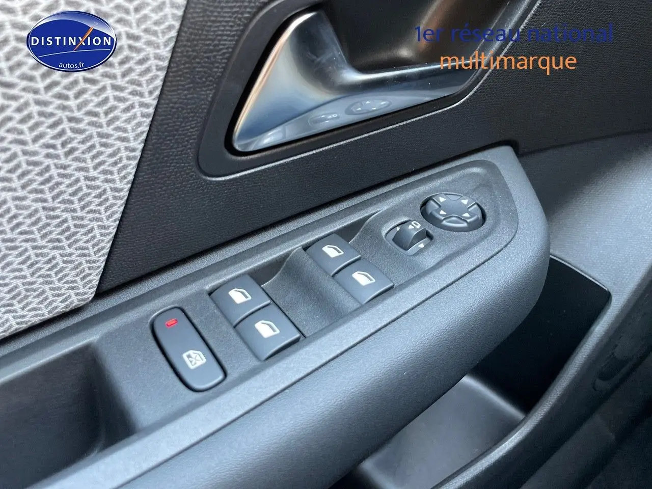 Gros plan sur les commandes des vitres et rétroviseurs côté gauche de la porte d'une Citroën C4 gris platinium 2024.