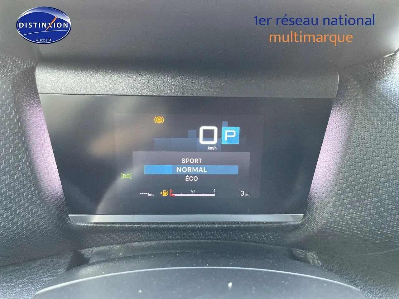 Écran numérique du tableau de bord de la Citroën C4 gris platinium, affichant modes de conduite et vitesse à l'arrêt.