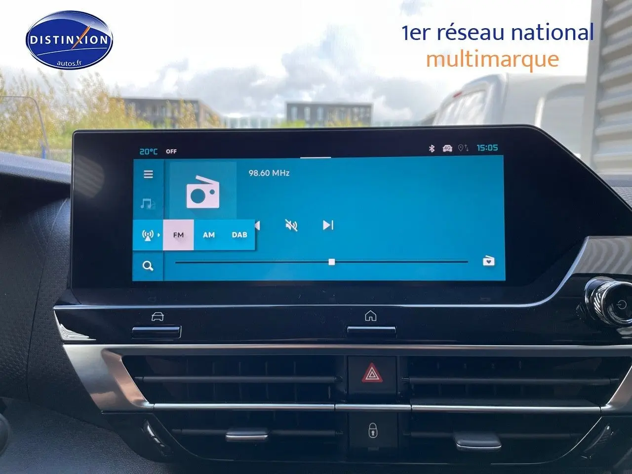 Écran tactile central de la Citroën C4 2024 gris platinium, vue intérieure du tableau de bord avec radio FM affichée.