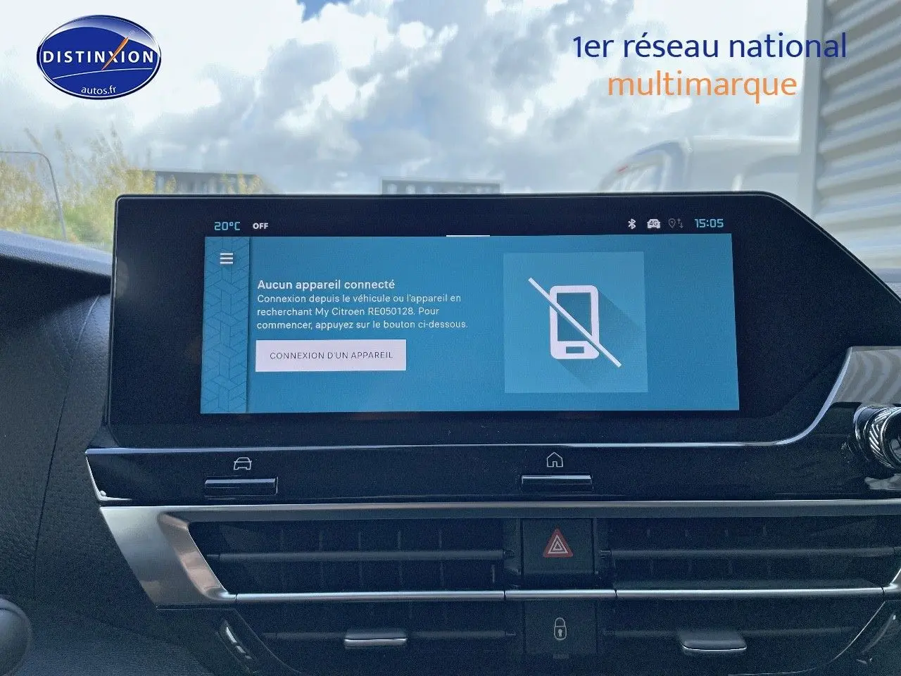 Écran tactile central du tableau de bord de la Citroën C4 2024 gris platinium, affichant la connexion Bluetooth inactive.