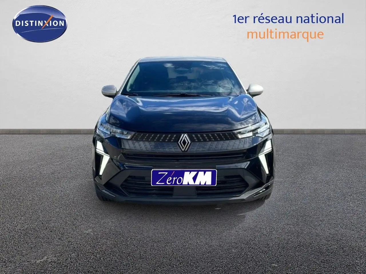 Vue frontale du Renault Captur E-Tech hybride 2025 noir étoile avec toit gris et feux LED allumés.
