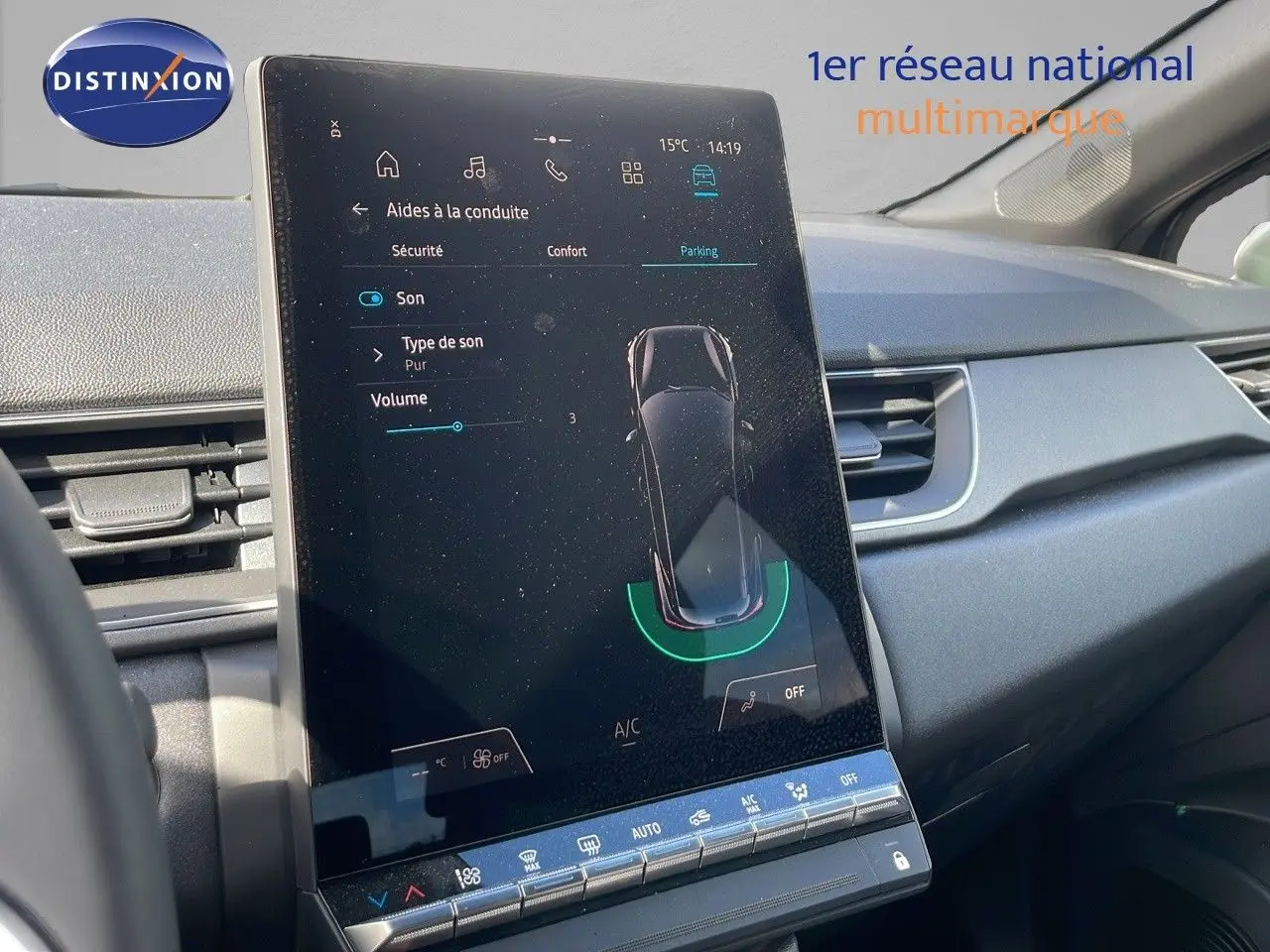 Écran tactile central du tableau de bord du Renault Captur E-Tech noir, affichant les aides à la conduite.