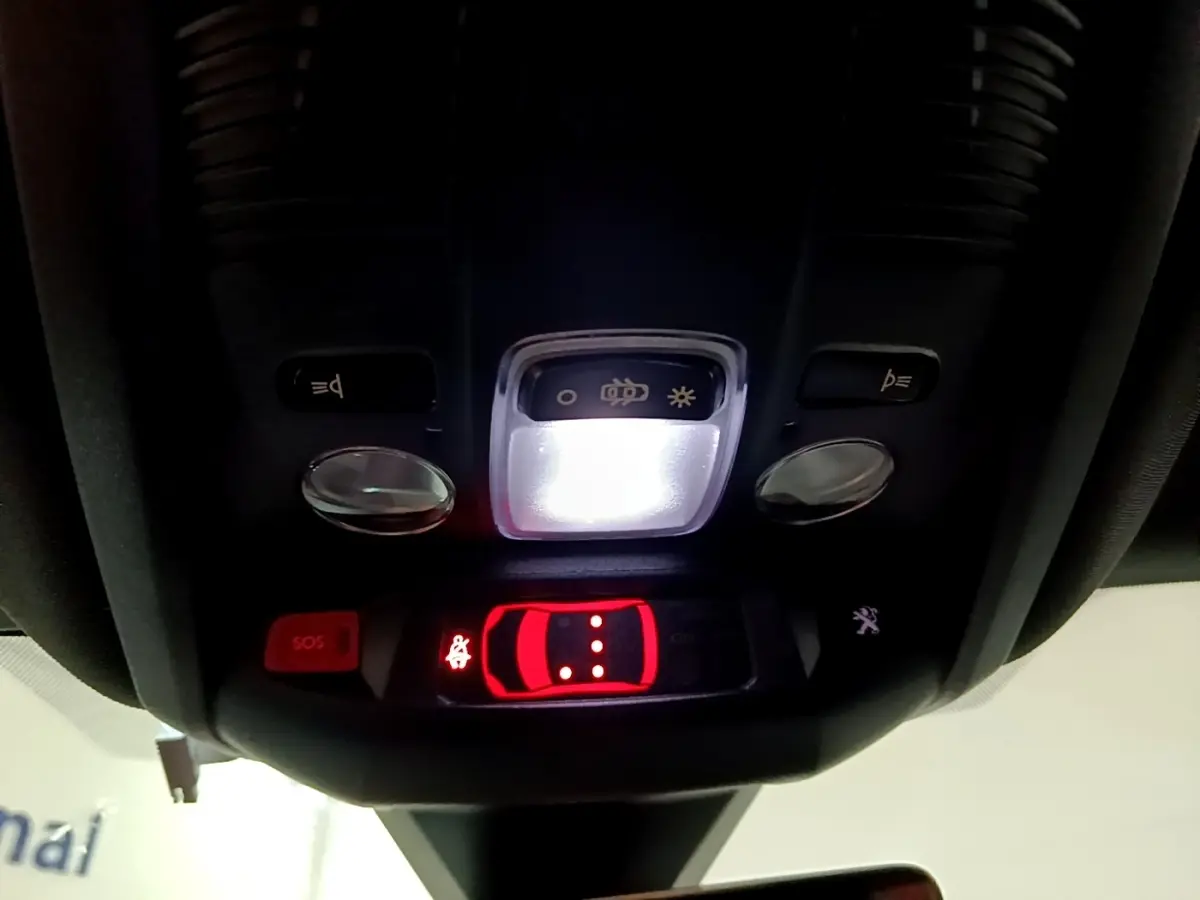 Vue en gros plan du plafonnier intérieur avec éclairage et affichage rouge des alertes du Peugeot 3008 PureTech 130 GT.