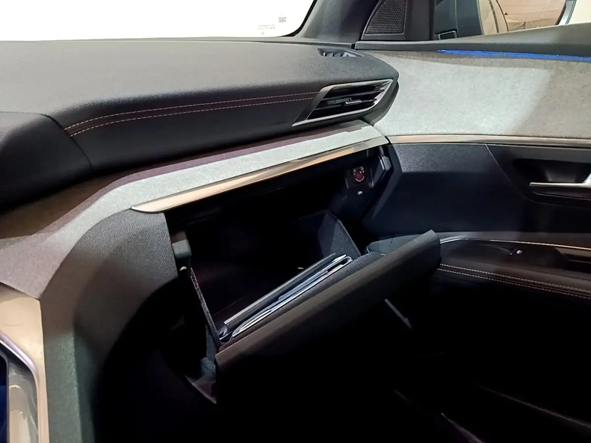 Intérieur PEUGEOT 3008 GT 2021 vu côté passager, boîte à gants ouverte, tableau de bord noir et gris clair.