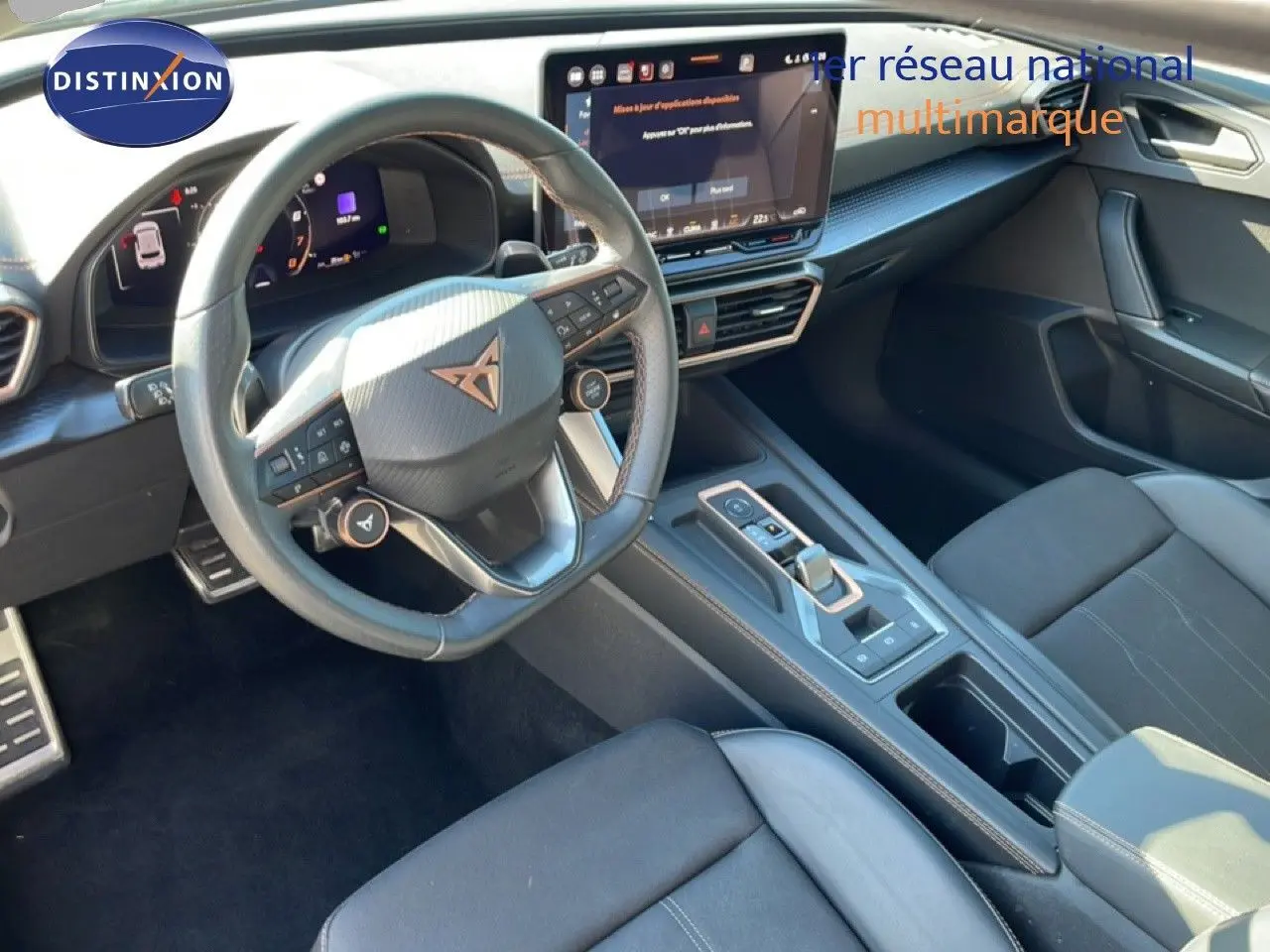 Vue intérieure côté conducteur du CUPRA Leon 2025, volant cuir multifonction et écran tactile central moderne.