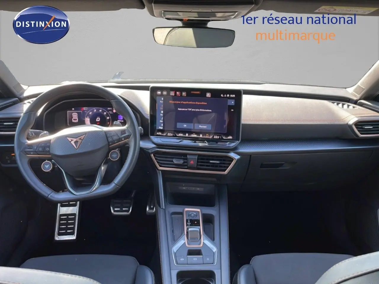 Vue intérieure avant du tableau de bord et volant cuir noir de la CUPRA Leon 1.5 eTSI 150CH DSG 2025 en bleu Fjord.
