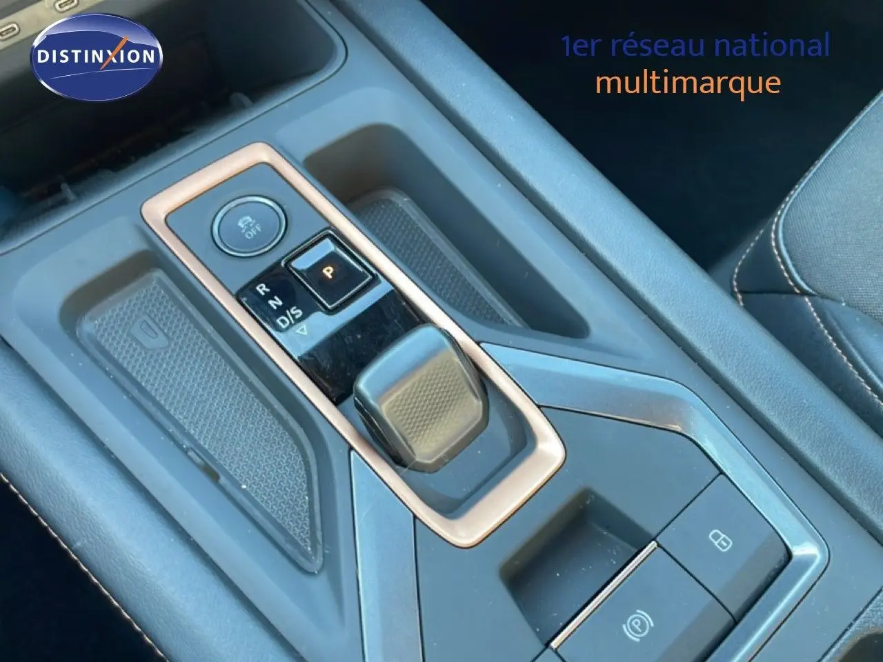 Gros plan sur la console centrale de la CUPRA Leon 1.5 eTSI 150CH DSG avec levier de vitesses automatique et finition noire.