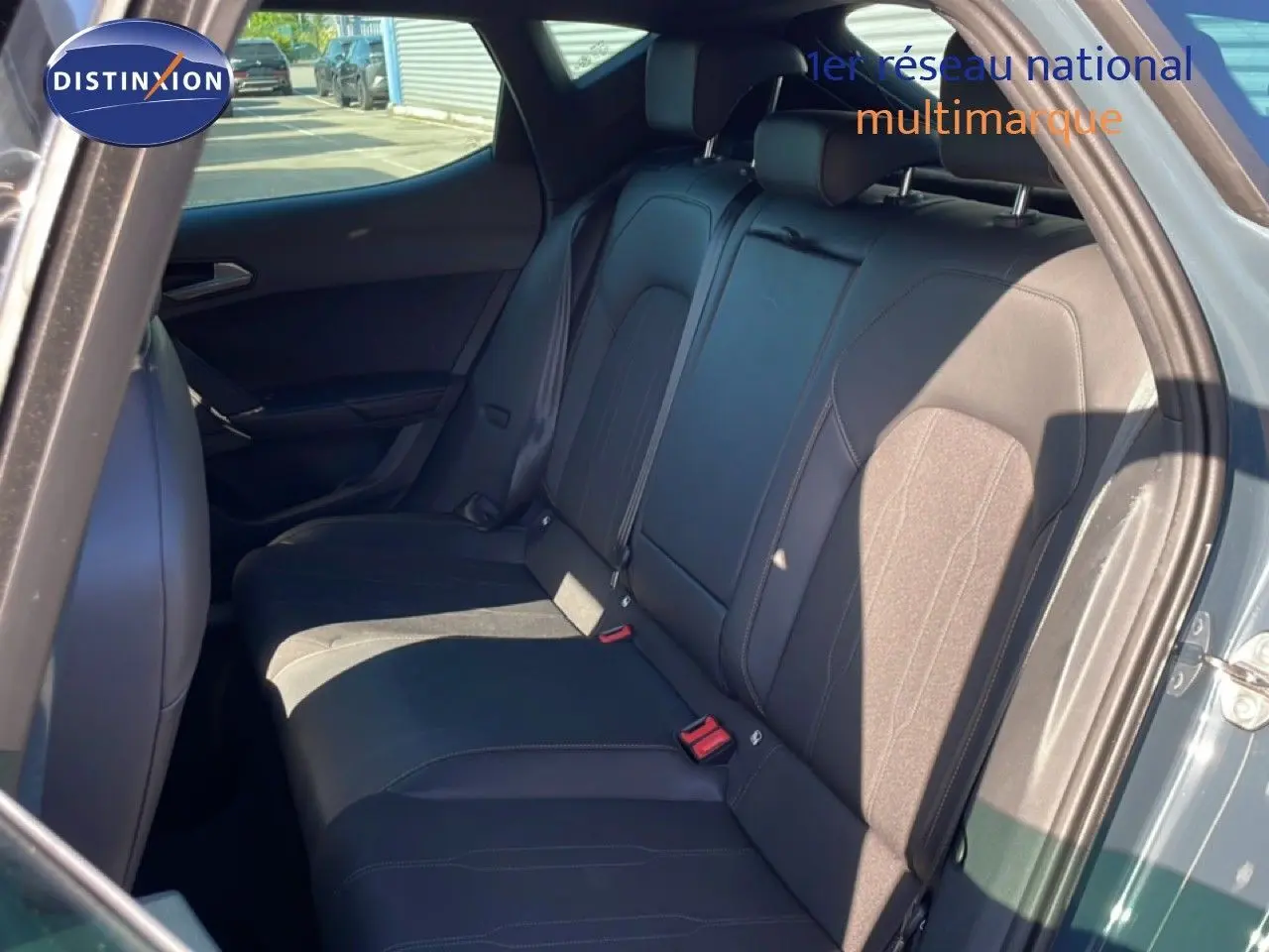 Vue intérieure côté arrière droit montrant la banquette arrière en tissu noir du CUPRA Leon Bleu Fjord 2025.