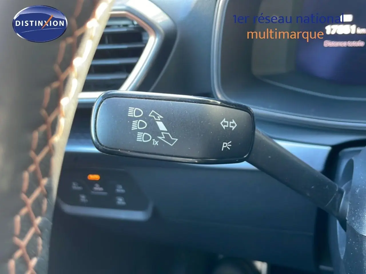 Gros plan sur la manette de clignotant à gauche dans l’habitacle d’une CUPRA Leon 1.5 eTSI 150CH DSG bleu Fjord de 2025.