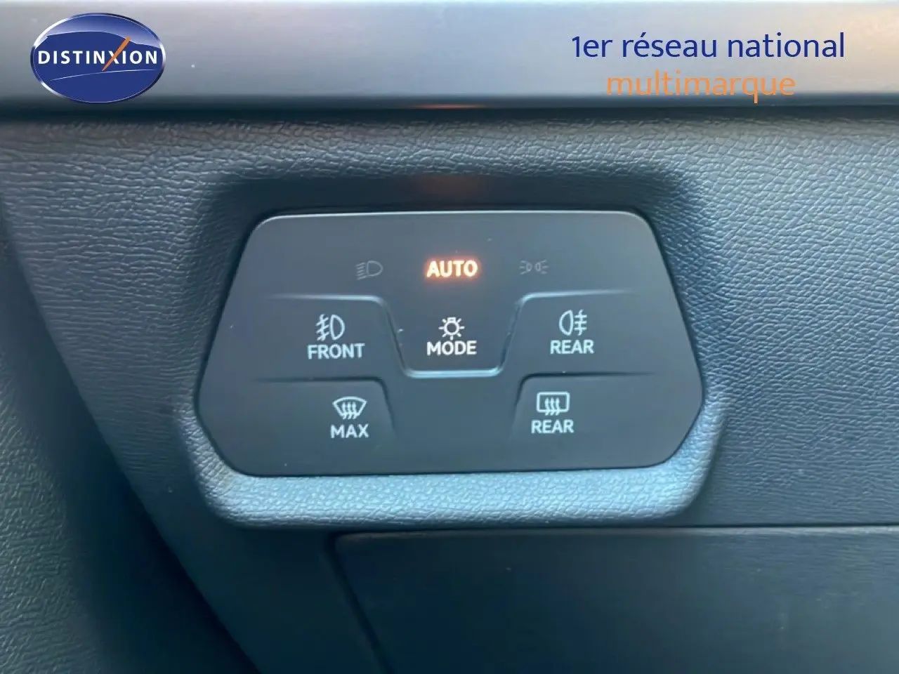 Panneau de commande des feux et désembuage avec mode automatique allumé, intérieur noir du CUPRA Leon 2025.